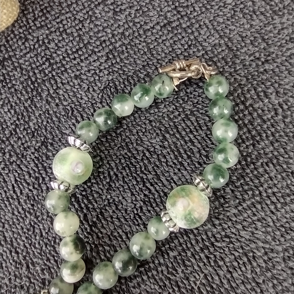 Handmade Vintage Jade and Green Bead Necklace - Picture 6 of 7